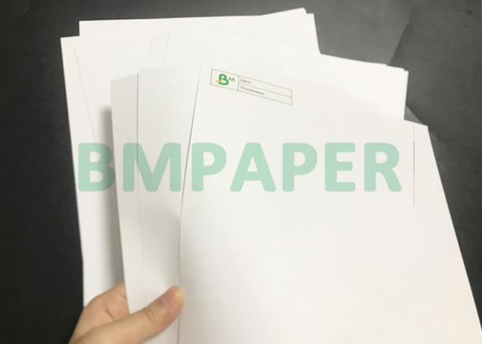 Papier excentré blanc opaque de livre de la pulpe 53gsm 55gsm de mélange feuilles de 635 * de 965mm