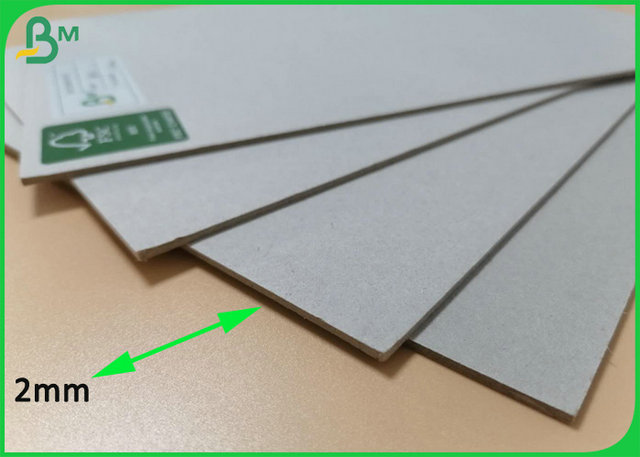 1mm 2mm a réutilisé le papier gris de carton pour des boîtes de paquet de cadeau matérielles