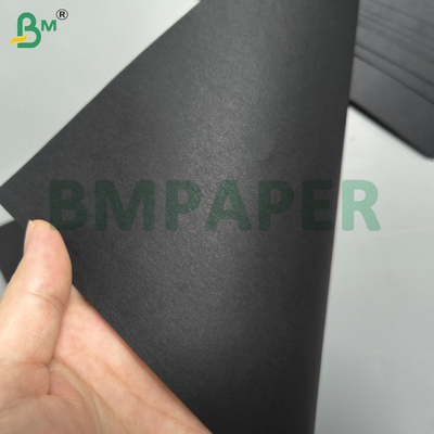 Papier d'emballage Kraft de couleur noire 75 gm Surface lisse et mate