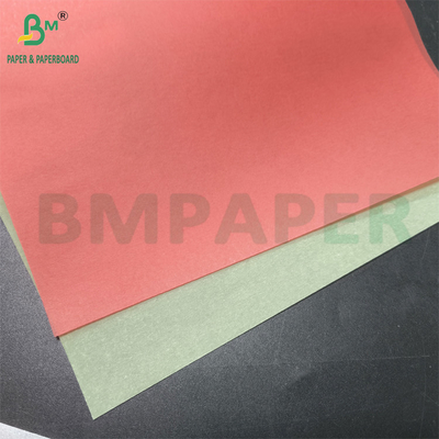 Ruloir de papier de traçage de croquis blanc et coloré pour tracer et coudre