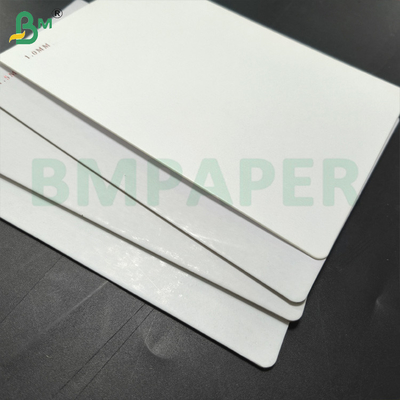 Ultra rigidité 2,0 mm Noir Couleur Blanc Couleur Laminé Board Avec dos gris