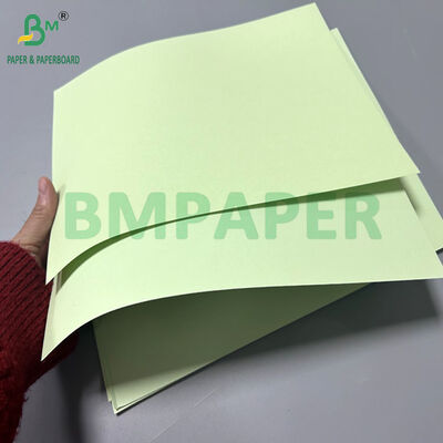 Surface lisse 300 gm 350 gm papier bristol vert clair pour cadeau paquet 571 x 724 mm
