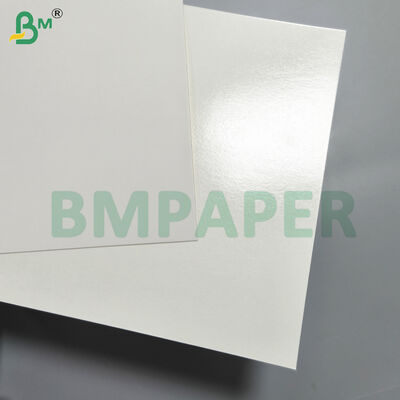 Carton blanc à base de fibres pour emballages d'aliments surgelés