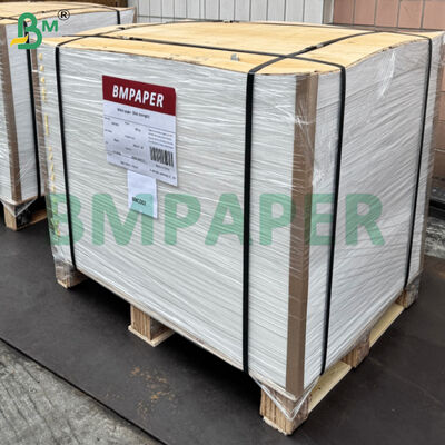 Carton blanc à base de fibres pour emballages d'aliments surgelés