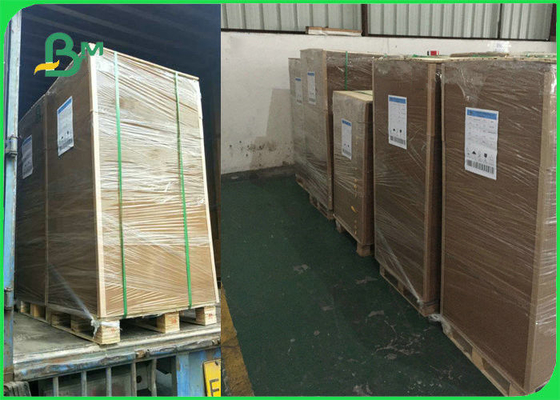 110 - 220gm Carte de carton de revêtement Kraft recyclé pour boîte d'emballage 65 * 86cm
